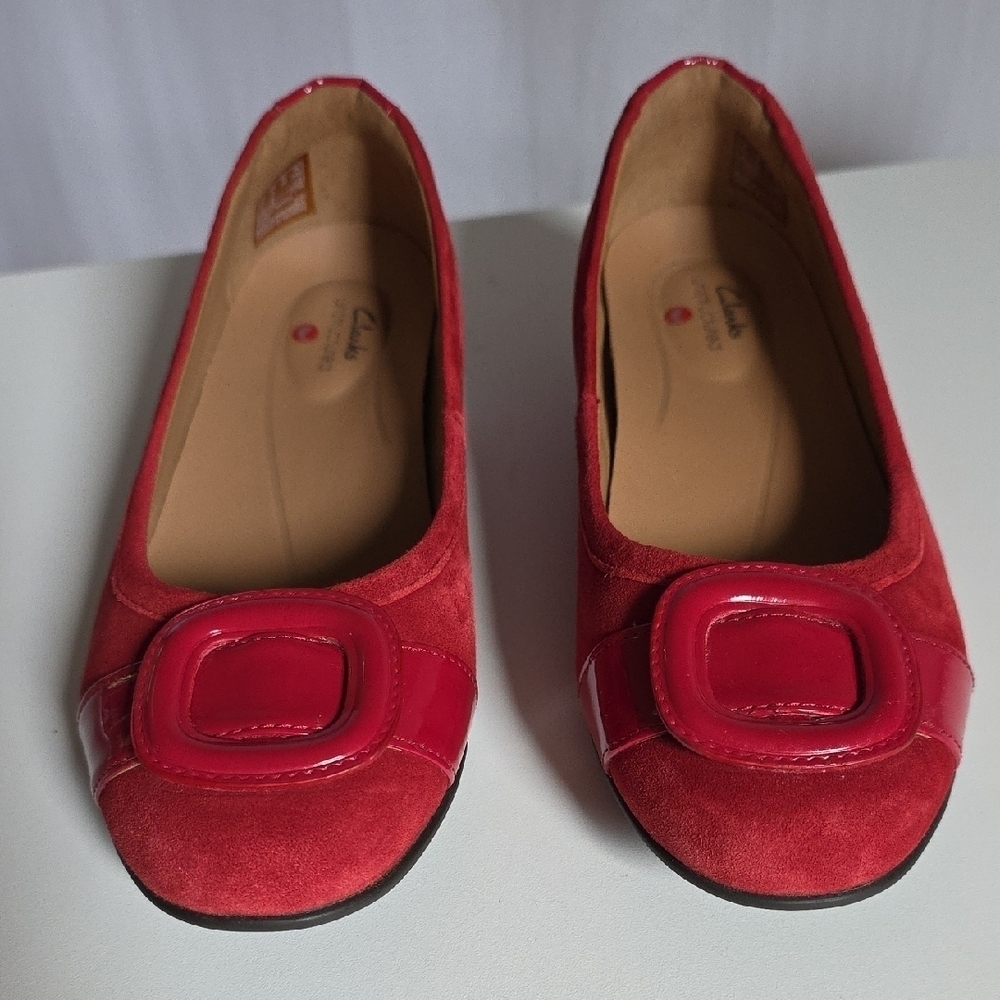 Clarks "Unstructured" Women's Red Suede/Patent Leather Ballet Flats.  Size 8